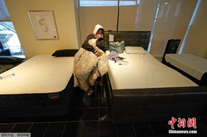 當(dāng)?shù)貢r(shí)間2月17日，美國得州的一家畫廊兼家具店內(nèi)，大批民眾來此避寒取暖，其中不乏一些人帶著被子來過夜。美國近日遭遇極寒天氣侵襲，多地氣溫創(chuàng)近年新低，其中得州災(zāi)情最嚴(yán)重，暴風(fēng)雪導(dǎo)致電網(wǎng)在酷寒中癱瘓，約400萬居民家中長時(shí)間停電。美國國家氣象局表示，得州休斯敦等地的氣溫甚至比靠近北極圈的阿拉斯加還要低。