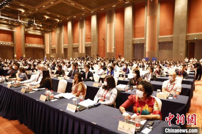 500余名專家學者、嘉賓代表以線上線下方式參加開幕式?！∈⒓样i 攝