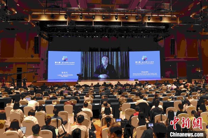 中國工程院院士、“人民英雄”國家榮譽稱號獲得者張伯禮通過視頻發(fā)表主旨演講?！∈⒓样i 攝