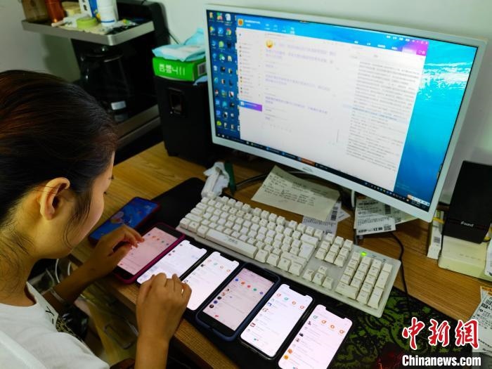圖為網(wǎng)絡(luò)客服為網(wǎng)上“專車座套”客戶答疑釋惑。　呂子豪 攝