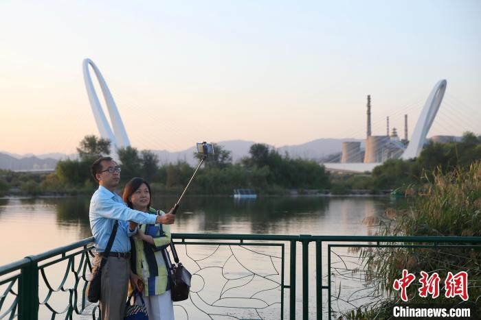 10月1日，北京冬奧公園內(nèi)的游客。　<a target='_blank' href='http://www.chinanews.com/'>中新社</a> 易海菲 攝