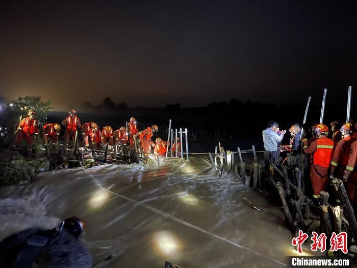 消防員分成左右兩路，同時發(fā)起決口封堵總攻?！￠Z旭輝 攝