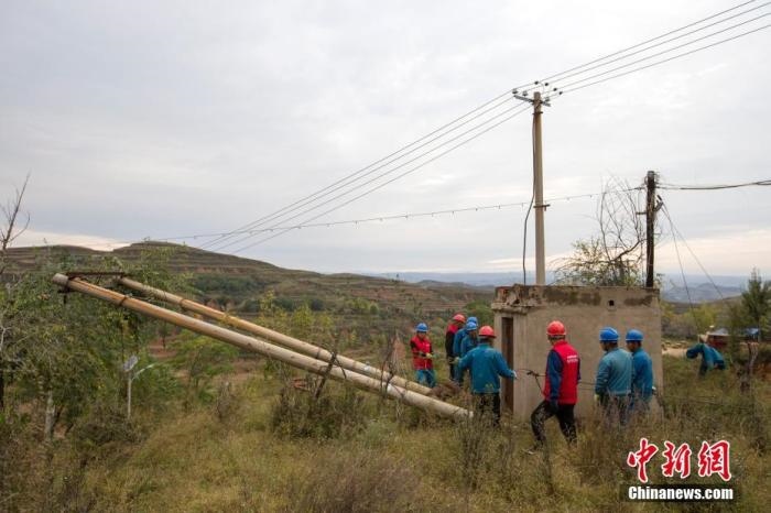 資料圖：10月11日，山西省靈石縣，電力工作人員在搶修電力設(shè)施。<a target='_blank' href='http://www.chinanews.com/'>中新社</a>記者 張?jiān)?攝 　