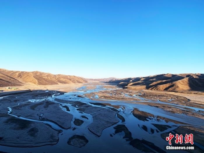 果洛州達(dá)日縣境內(nèi)的黃河。青海省果洛州地處三江源腹地，黃河在果洛境內(nèi)蜿蜒760公里，是“中華水塔”的重要組成部分和國家重要的生態(tài)安全屏障。<a target='_blank' href='http://www.chinanews.com/'>中新社</a>記者 孫睿 攝