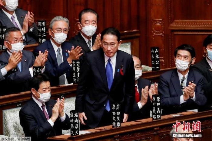 當(dāng)?shù)貢r(shí)間10月4日，日本自民黨總裁岸田文雄經(jīng)過(guò)眾院全體會(huì)議的首相指名選舉成為第100任首相。圖為岸田文雄（中）起身致謝。