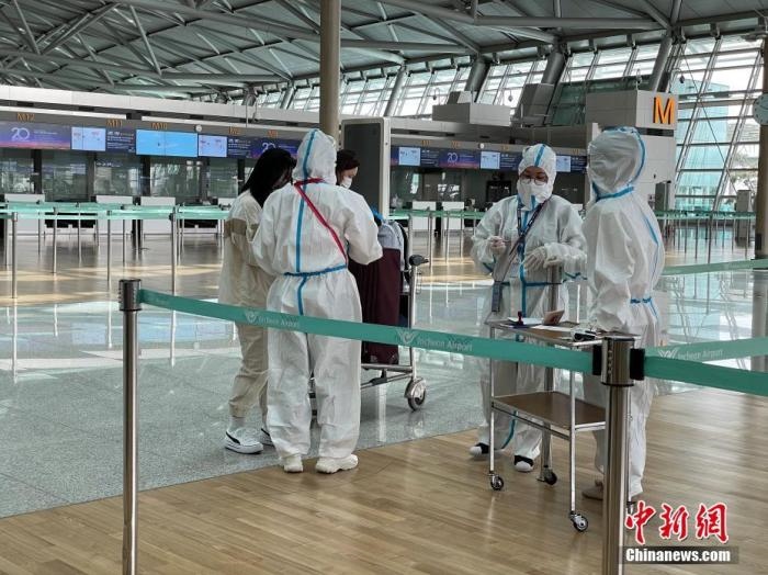 資料圖：韓國仁川國際機場工作人員嚴(yán)格執(zhí)行防疫措施。<a target='_blank' href='http://www.chinanews.com/'>中新社</a>記者 劉旭 攝　