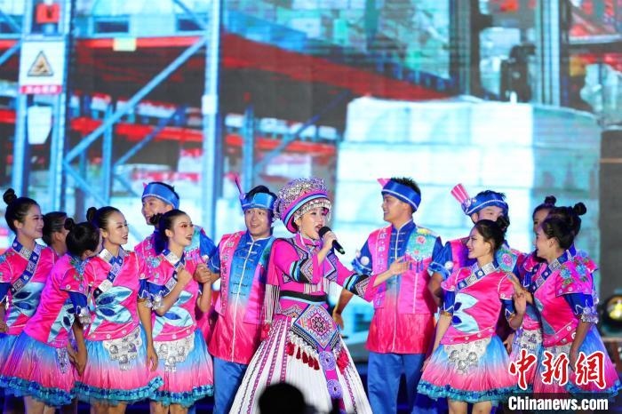 專場(chǎng)晚會(huì)上的民族歌舞表演?！涕L(zhǎng)嬌 攝