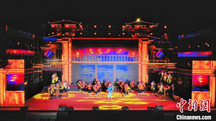 2021昭君文化旅游活動(dòng)專場(chǎng)晚會(huì)現(xiàn)場(chǎng)?！≈苄橇?攝