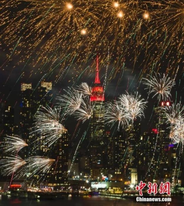 　　2018年，中國(guó)駐紐約總領(lǐng)事館前的哈德遜河上空燃放起焰火，慶祝中國(guó)狗年春節(jié)。