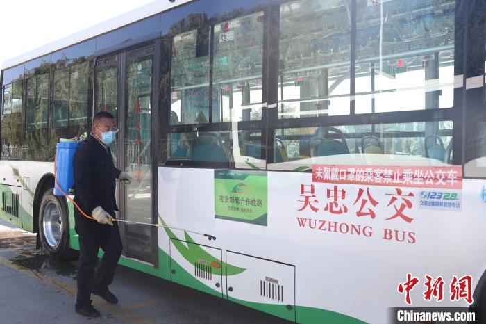 工作人員正在對(duì)公交車進(jìn)行消殺?！∮诰?攝