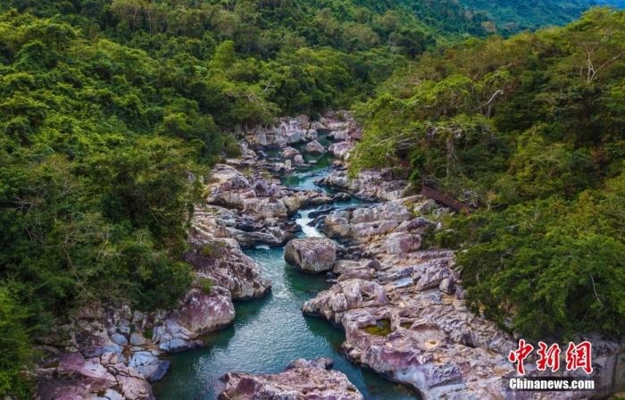 航拍海南呀諾達(dá)熱帶雨林景區(qū)，鳥瞰秀美山水、廣袤雨林。<a target='_blank' href='http://www.chinanews.com/'>中新社</a>記者 駱云飛 攝