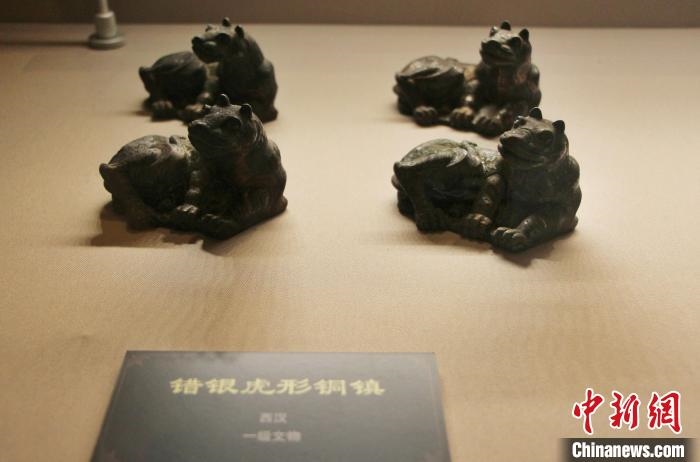 一級文物錯銀虎形銅鎮(zhèn)?！≮w曉 攝