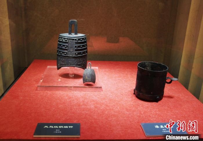 二級文物西漢鳳鳥紋銅編鐘、漆蓋銅卮?！≮w曉 攝