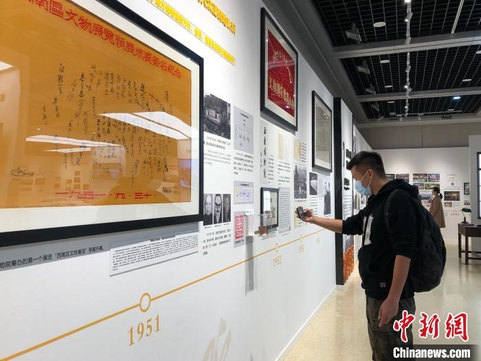 圖為市民參觀特展“我們：和博物館一起走過的日子”。　鐘旖 攝
