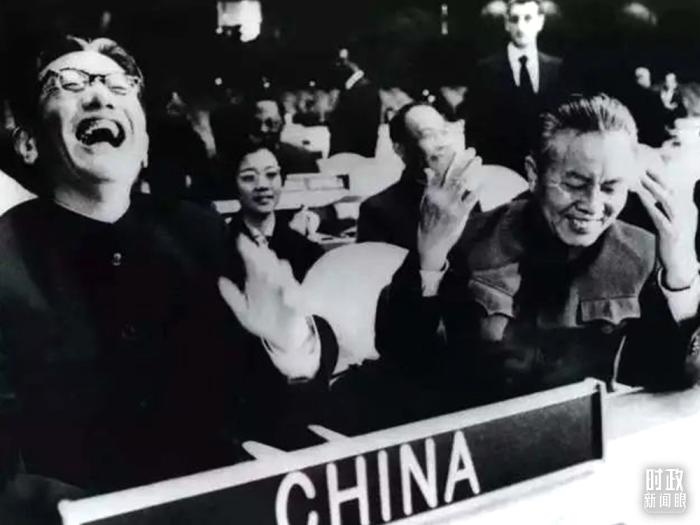 △1971年11月15日，以外交部副部長(zhǎng)喬冠華(左一)為團(tuán)長(zhǎng)、黃華(右一)為副團(tuán)長(zhǎng)的中國(guó)代表團(tuán)，首次出現(xiàn)在聯(lián)合國(guó)大會(huì)上。(資料圖)