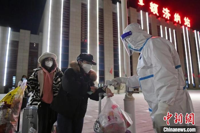 圖為滯留游客被有序轉(zhuǎn)運(yùn)至低風(fēng)險(xiǎn)地區(qū)?！⊥趵?攝