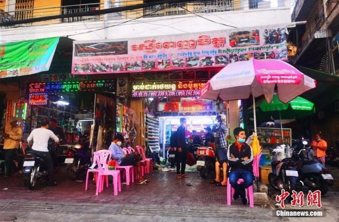 圖為金邊市中心的烏亞西市場(chǎng)，不少店鋪恢復(fù)營(yíng)業(yè)。 <a target='_blank' href='http://www.chinanews.com/'>中新社</a>記者 歐陽(yáng)開宇 攝