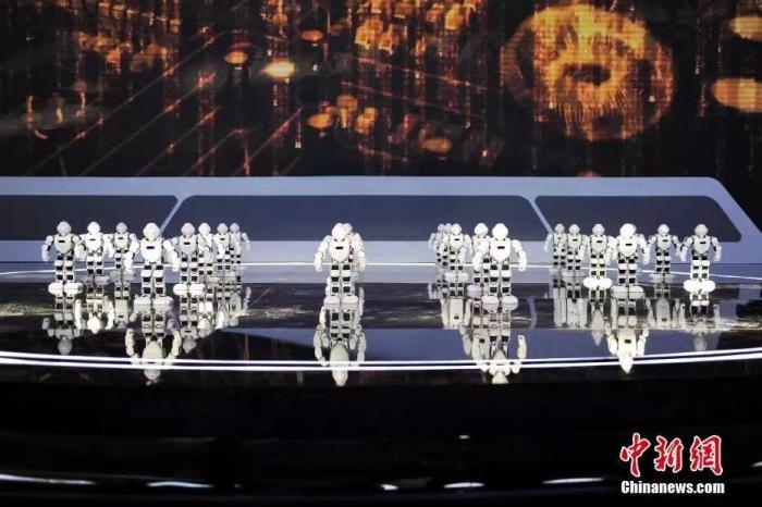 資料圖：2020年11月1日，科幻 科技創(chuàng)新主題論壇在北京舉行。圖為優(yōu)必選機(jī)器人科幻秀。<a target='_blank' href='/'>中新社</a>記者 田雨昊 攝