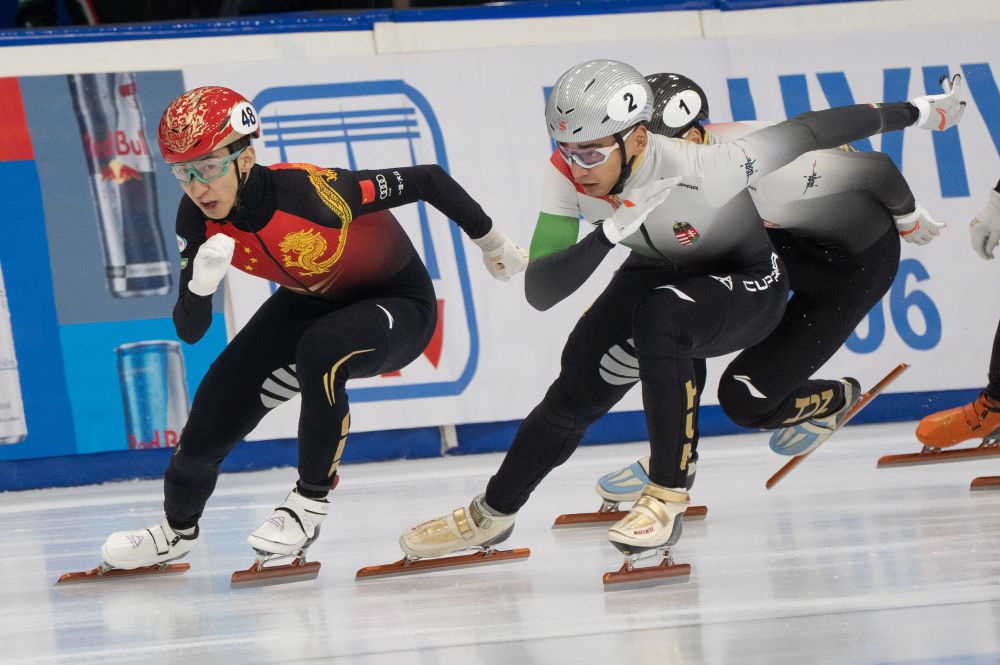 11月20日，中國選手武大靖(左)和匈牙利選手劉少林在比賽中。劉少林奪得冠軍，武大靖獲得第四名。新華社發(fā)(弗爾季·奧蒂洛 攝)