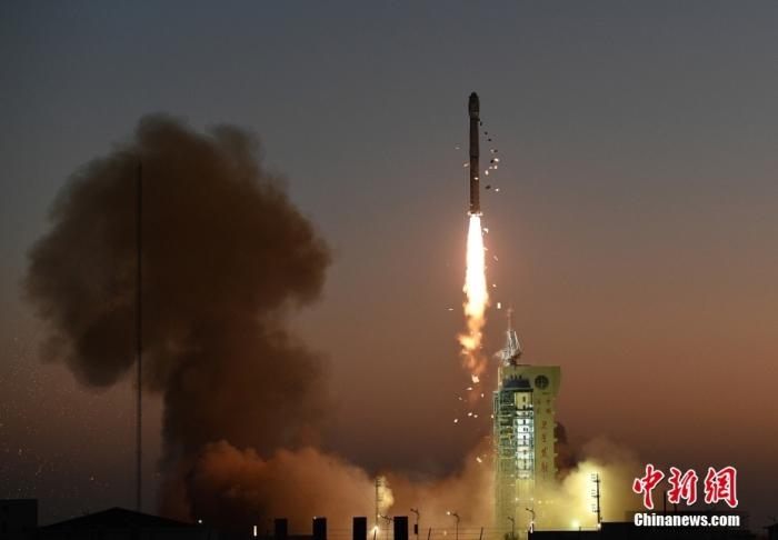 11月23日7時45分，中國在酒泉衛(wèi)星發(fā)射中心用長征四號丙運載火箭，成功將高分三號02星發(fā)射升空。<a target='_blank' href='/'>中新社</a>發(fā) 汪江波 攝 　