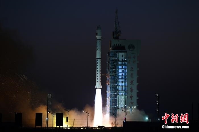 11月23日7時45分，中國在酒泉衛(wèi)星發(fā)射中心用長征四號丙運載火箭，成功將高分三號02星發(fā)射升空。 <a target='_blank' href='/'>中新社</a>發(fā) 汪江波 攝