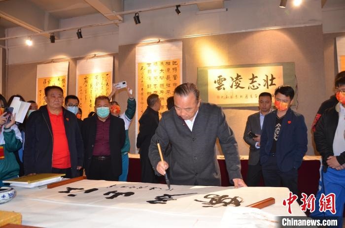 圖為“鐵軍老戰(zhàn)士”、著名書法家、解放軍報原副總編輯連俊義少將現(xiàn)場揮毫?！☆佇玛?攝 攝