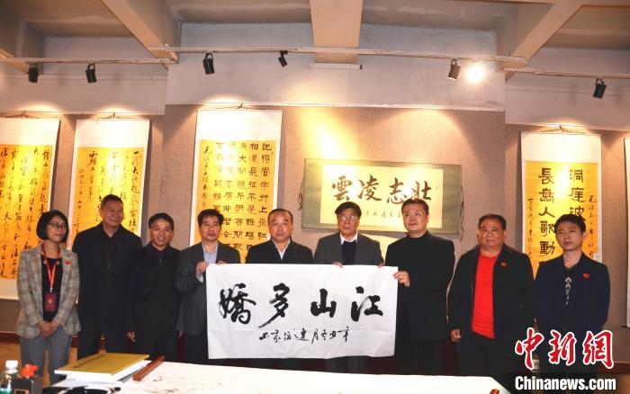 圖為百名將軍書畫展活動現(xiàn)場。　顏新陽 攝 攝