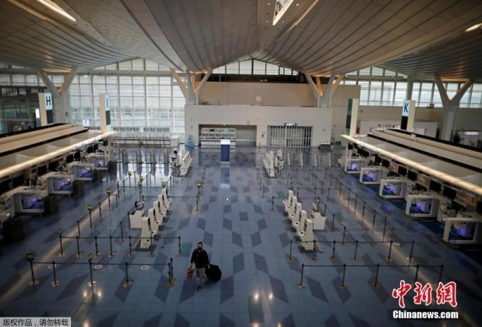 資料圖：日本東京，東京國際機場，一名乘客在國際航班航站樓的登機區(qū)。