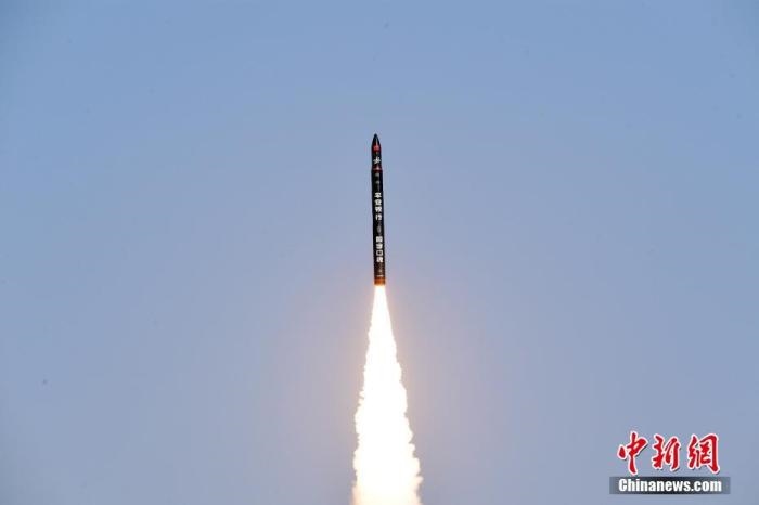 北京時(shí)間2021年12月7日12時(shí)12分，谷神星一號(hào)遙二運(yùn)載火箭在中國酒泉衛(wèi)星發(fā)射中心成功發(fā)射升空，將搭載的天津大學(xué)一號(hào)、麗澤一號(hào)、寶醞號(hào)、金紫荊五號(hào)、金紫荊一號(hào)03星等5顆小衛(wèi)星順利送入預(yù)定軌道，發(fā)射任務(wù)獲得圓滿成功。汪江波 攝