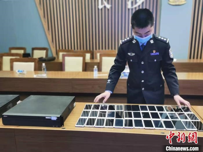 民警展示作案工具?！￠L沙市公安局供圖