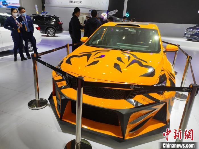 長(zhǎng)沙國(guó)際車(chē)展上展出的汽車(chē)?！√菩∏?攝