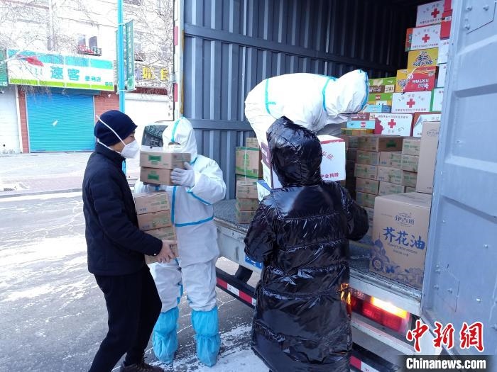 圖為滿洲里物資保障巡回補給車隊配貨現(xiàn)場?！∏靥饌?攝