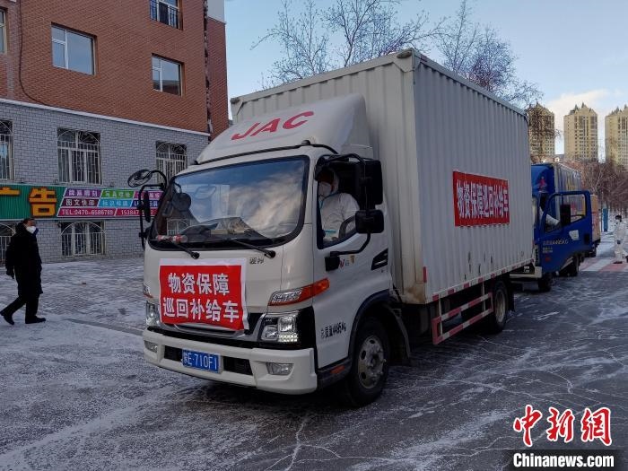 圖為滿洲里物資保障巡回補給車隊配貨現(xiàn)場?！∏靥饌?攝