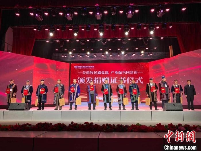 阿勒泰地區(qū)牧民靠企業(yè)的幫扶走上了致富道路。　郭靜琨 攝