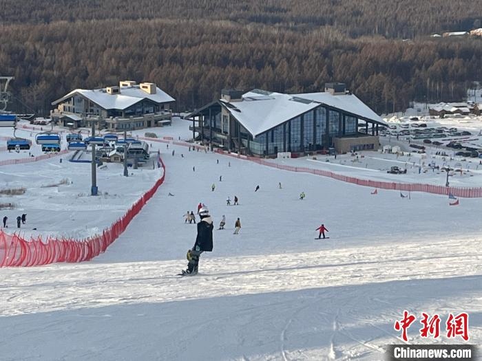 在吉林白山體驗滑雪的游客眾多?！⊙潡?攝