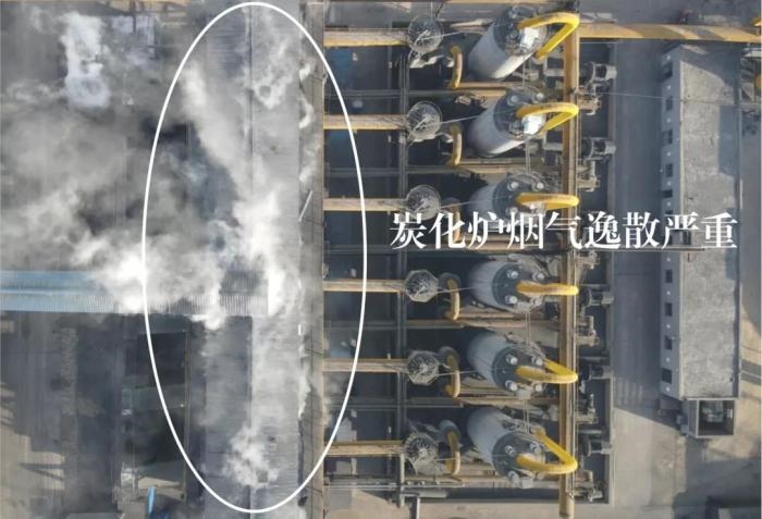  2021年12月11日，督察組使用無人機拍攝，榆林市榆陽區(qū)瑞森煤化工公司炭化爐煙氣逸散嚴重