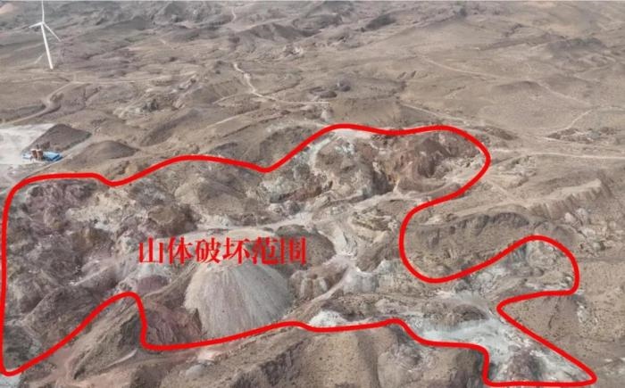  2021年12月12日，督察組使用無人機(jī)拍攝，中寧縣馬道梁北部歷史遺留礦山破壞山體面積達(dá)240余畝，現(xiàn)場滿目瘡痍、千瘡百孔
