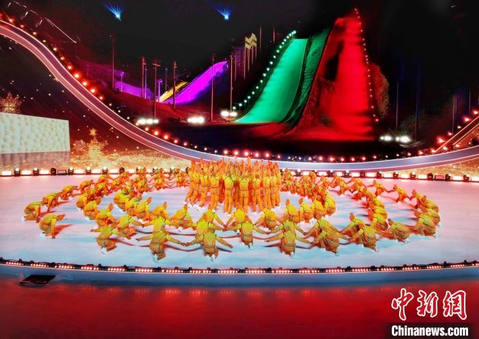 圖為河北省第三屆冰雪運(yùn)動(dòng)會(huì)開幕現(xiàn)場(chǎng)?！±钶x 攝