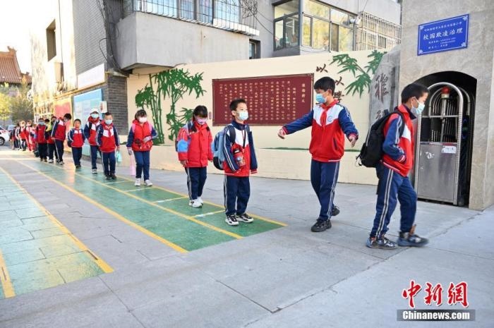 10月，呼和浩特市一所小學(xué)內(nèi)，學(xué)生間隔入校。 <a target='_blank' href='/'>中新社</a>記者 劉文華 攝