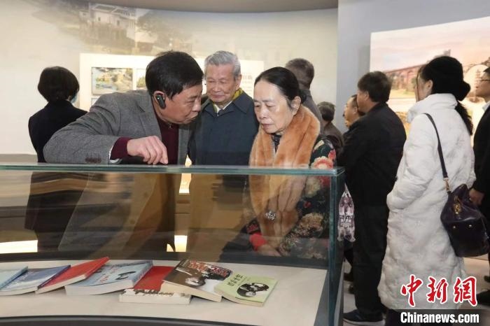 船政后裔在參觀新館?！￡悤造o 攝