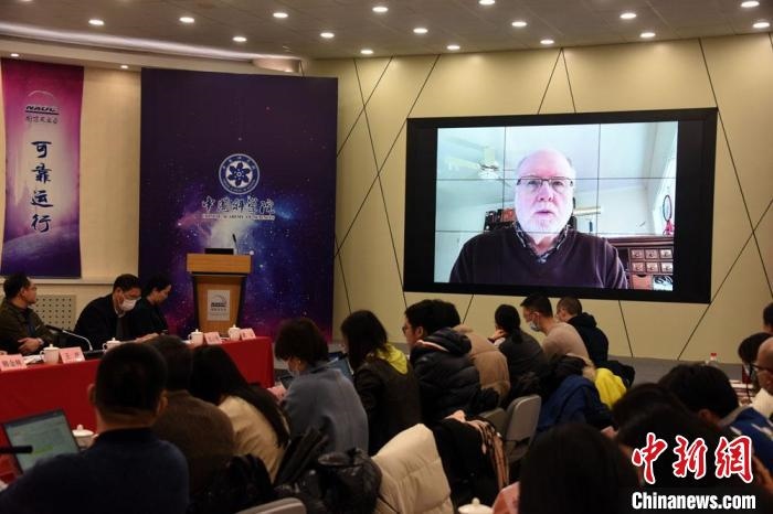 美國伊利諾伊大學(xué)教授理查德？克魯切爾通過視頻點評FAST測量星際磁場最新研究成果?！?lt;a target='_blank' href='/'>中新社</a>記者 孫自法 攝