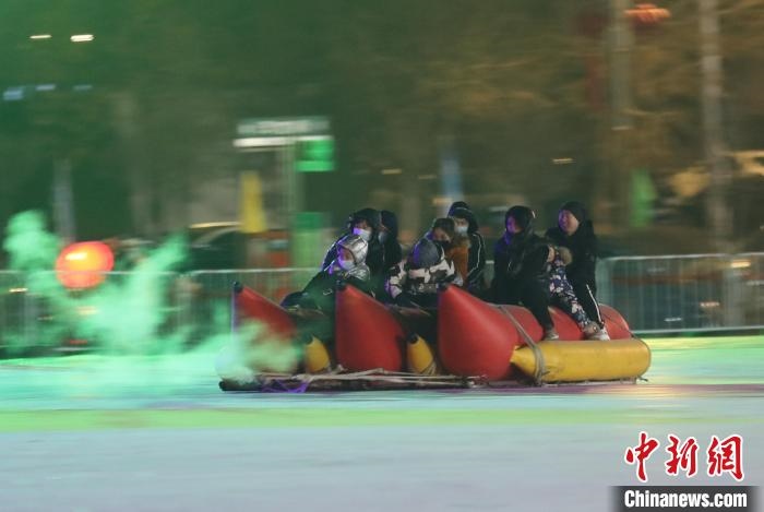 民眾沉醉在冰上香蕉船的快樂中?！∮诤Ｑ?攝