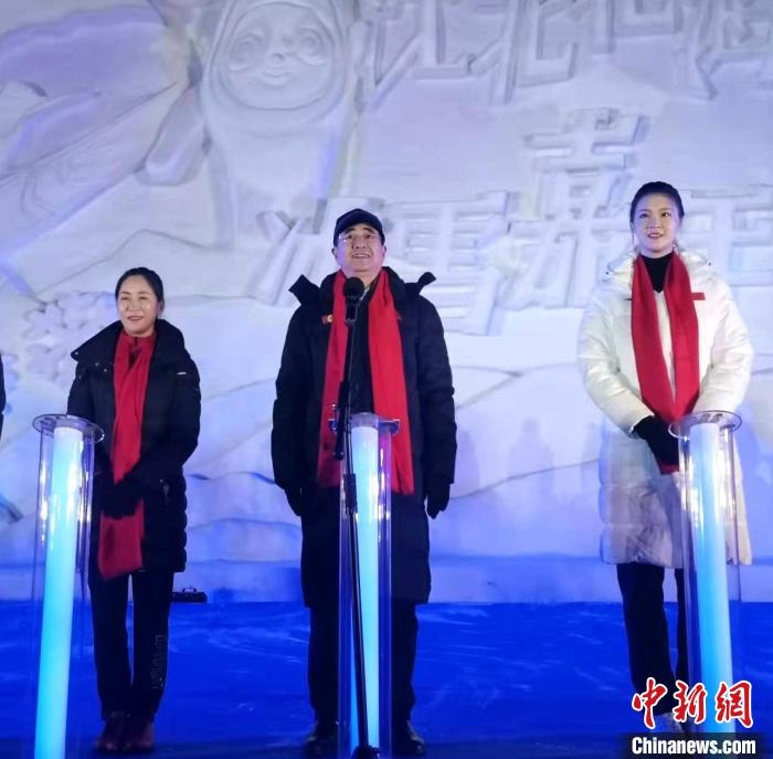 前女排國家隊隊長奧運(yùn)冠軍惠若琪(右一)，中國女子田徑競走奧運(yùn)冠軍王麗萍(左一)助陣當(dāng)晚活動。　趙桂華 攝
