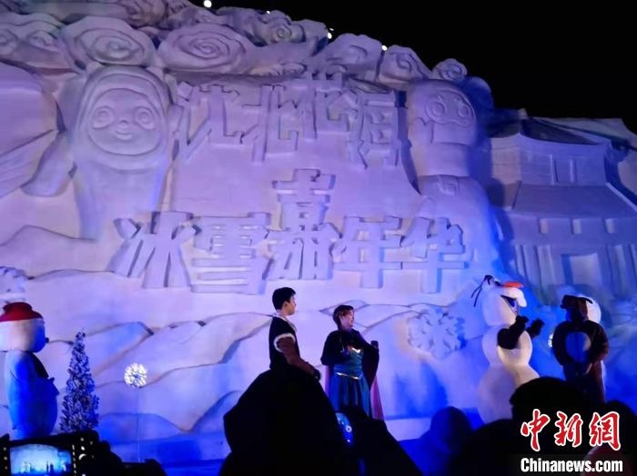 活動現(xiàn)場表演的《冰雪奇緣》很受歡迎?！≮w桂華 攝