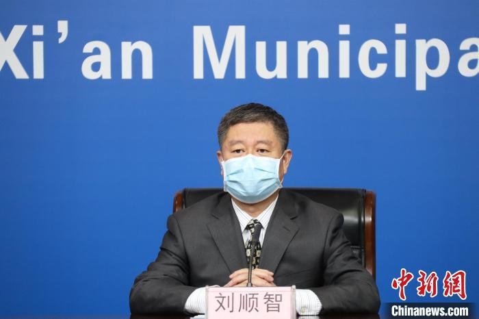 圖為西安市衛(wèi)生健康委主任劉順智6日在新聞發(fā)布會(huì)上?！∥靼彩姓﹫D