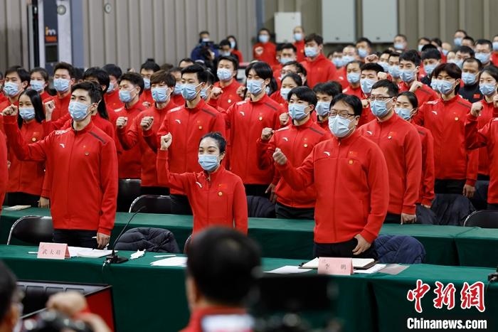 1月5日晚，全力沖刺北京冬奧學(xué)習(xí)座談會(huì)在北京舉行，座談會(huì)后，中國(guó)冰雪國(guó)家集訓(xùn)隊(duì)全體成員起立，齊聲高呼：“中國(guó)冰雪，加油！加油！加油！” <a target='_blank' href='/'>中新社</a>記者 富田 攝

