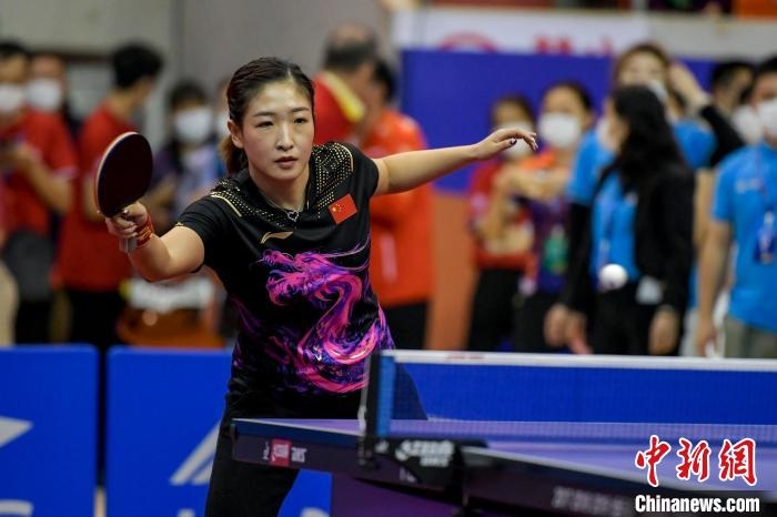 劉詩雯在2021年全國乒乓球“業(yè)余球王”總決賽中與選手互動交流球技。　駱云飛 攝