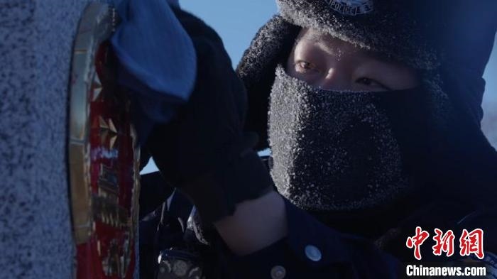 圖為恩和哈達邊境派出所的9名民警踏雪巡邊。　劉維明 攝