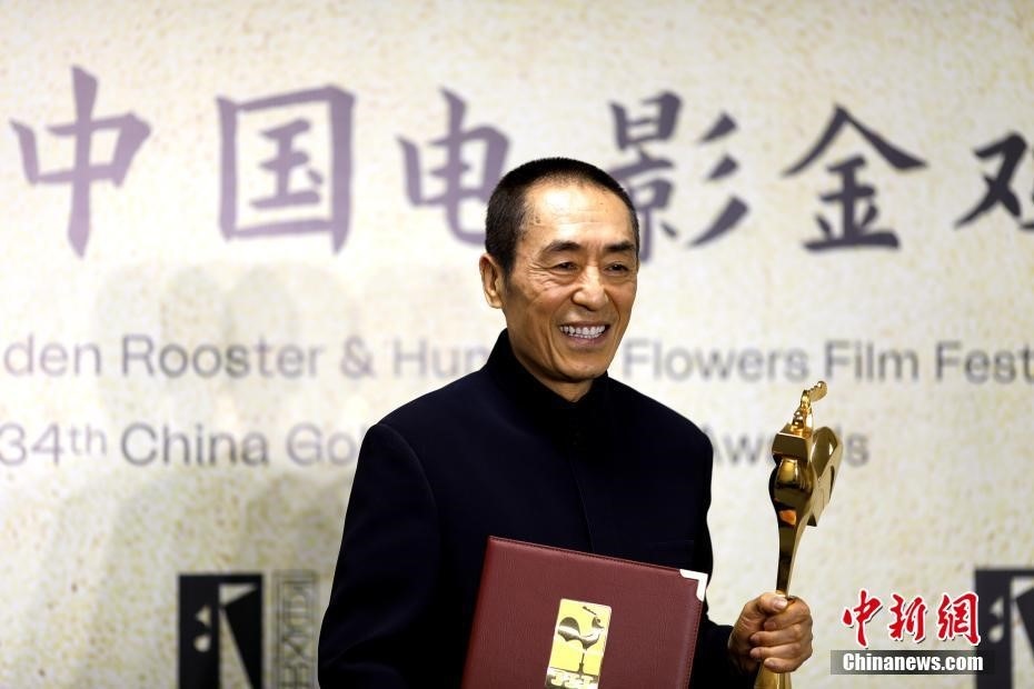 (資料圖：張藝謀以執(zhí)導(dǎo)《懸崖之上》榮膺最佳導(dǎo)演獎(jiǎng)。 <a target='_blank' href='/'>中新社</a>記者 呂明 攝)