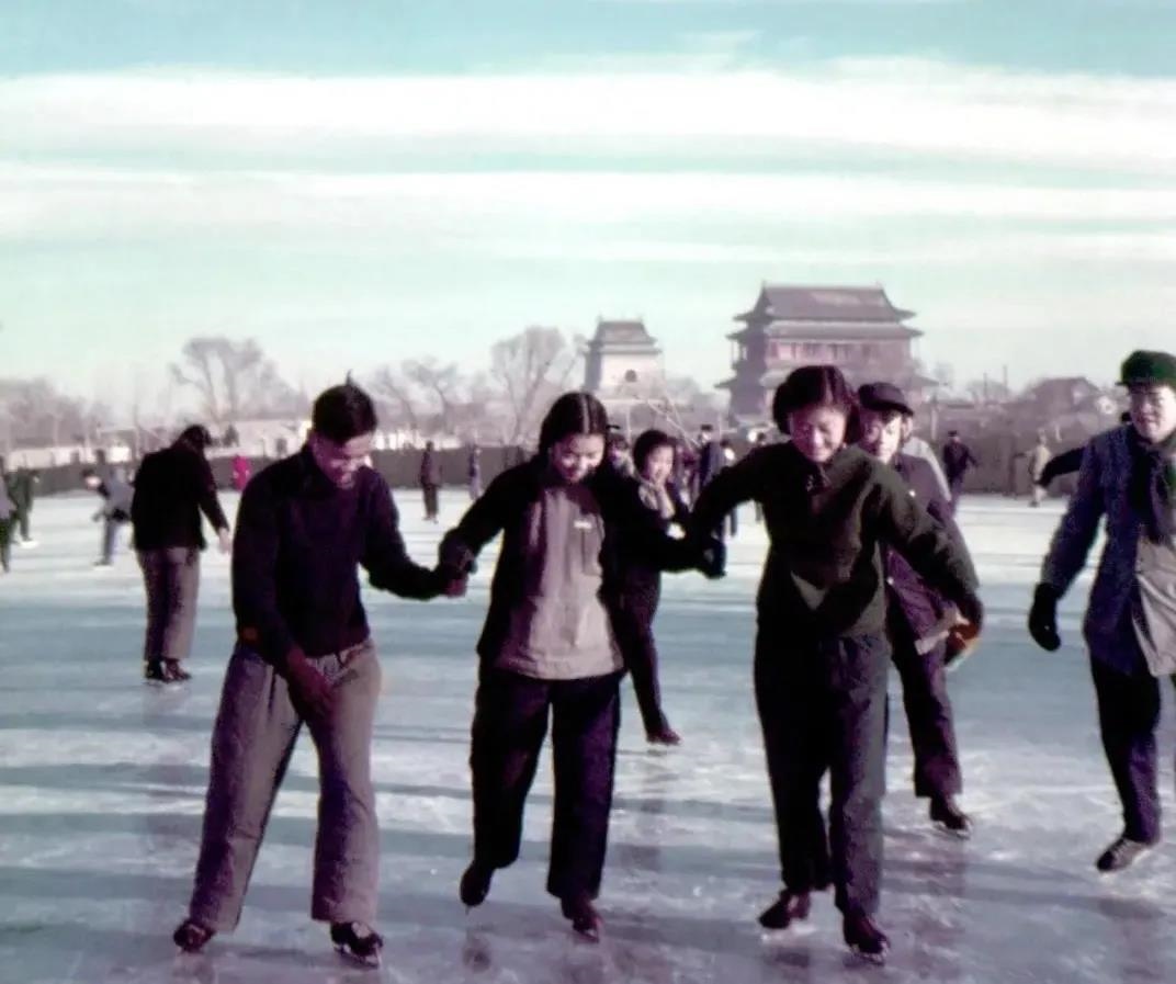 1955年，在什剎海學習溜冰的大學生。(圖源：人民畫報)